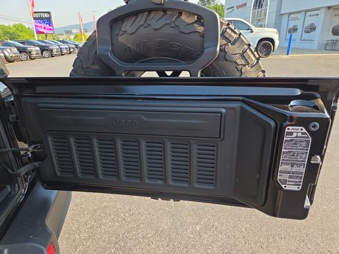 Used 2024 Jeep Wrangler Unlimited AWD/4WD image 33