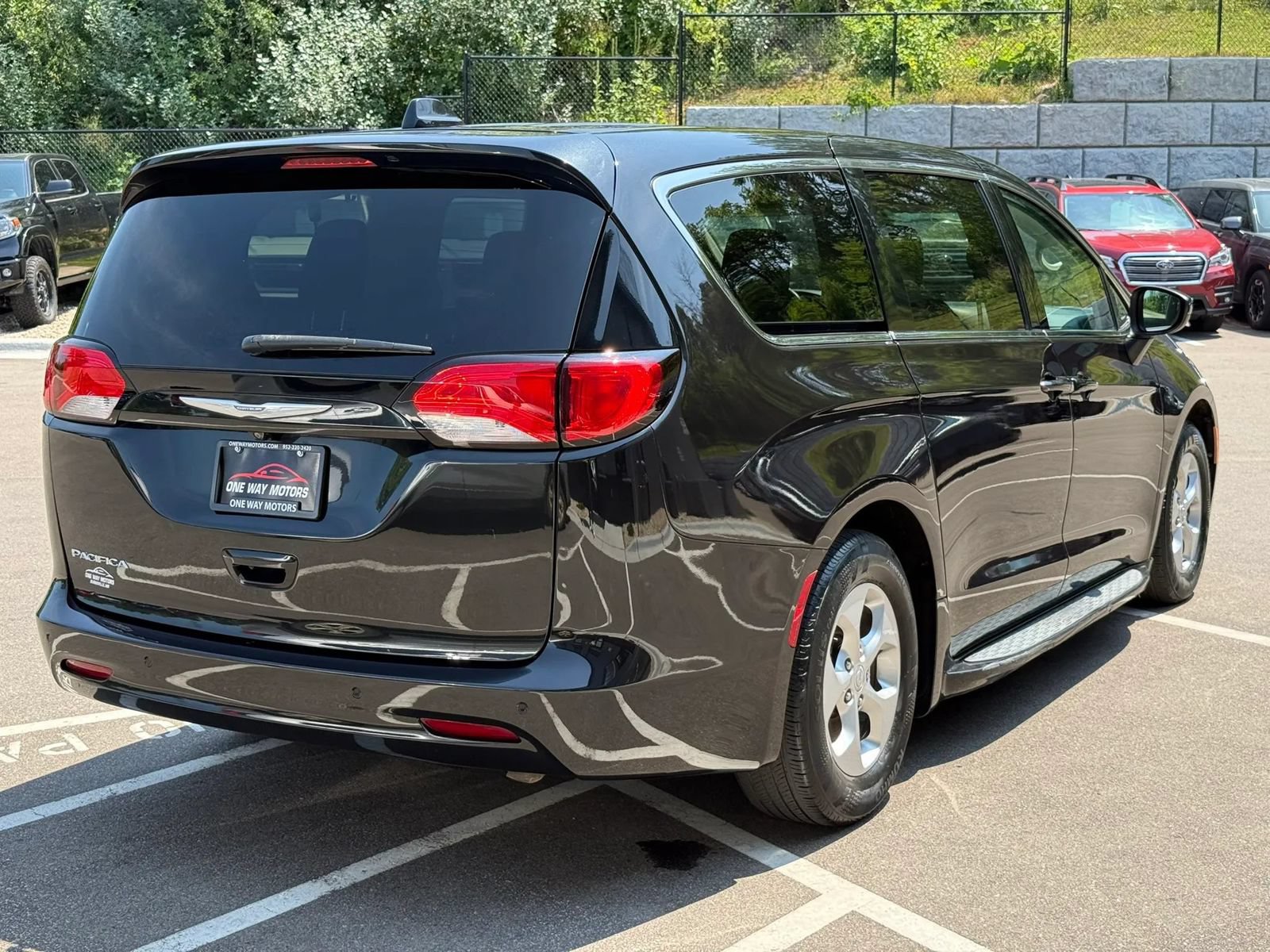 Used 2017 Chrysler Pacifica LX w/ Tire & Wheel Group FWD image 5