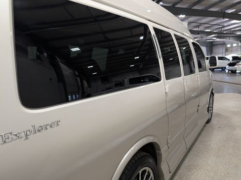 Used 2014 Chevrolet Express 1500 AWD image 3
