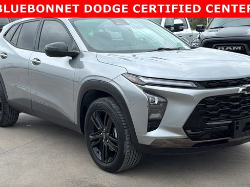 Used 2025 Chevrolet Trax ACTIV w/ Sunroof Package image 3