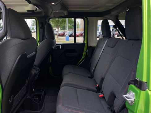 Used 2025 Jeep Wrangler Unlimited Rubicon w/ Convenience Group image 33