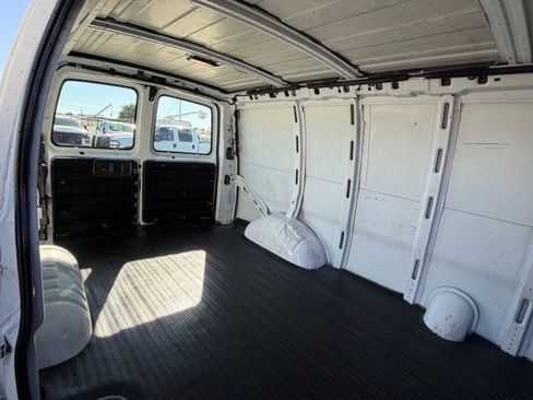 Used 2000 Chevrolet Express 2500 Express image 11