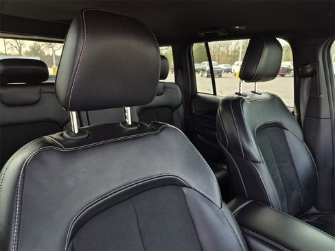 Used 2023 Jeep Grand Cherokee Altitude image 12