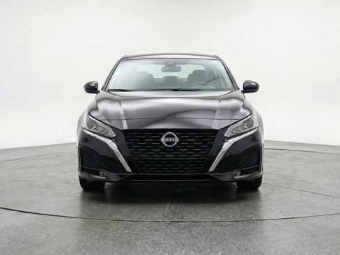 Used 2025 Nissan Altima 2.5 SV image 2