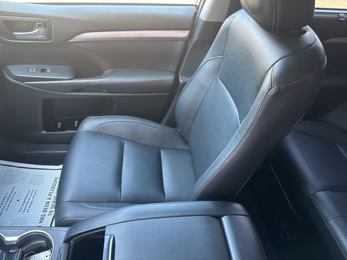 Used 2019 Toyota Highlander XLE AWD/4WD image 17