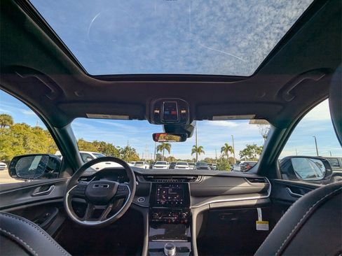 New 2025 Jeep Grand Cherokee Altitude image 10