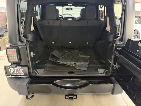 Used 2017 Jeep Wrangler Unlimited Sahara w/ Dual Top Group AWD/4WD image 9