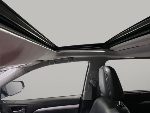 Used 2018 Toyota Highlander XLE image 12