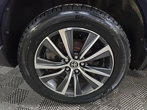 Used 2021 Toyota Venza LE AWD/4WD image 13