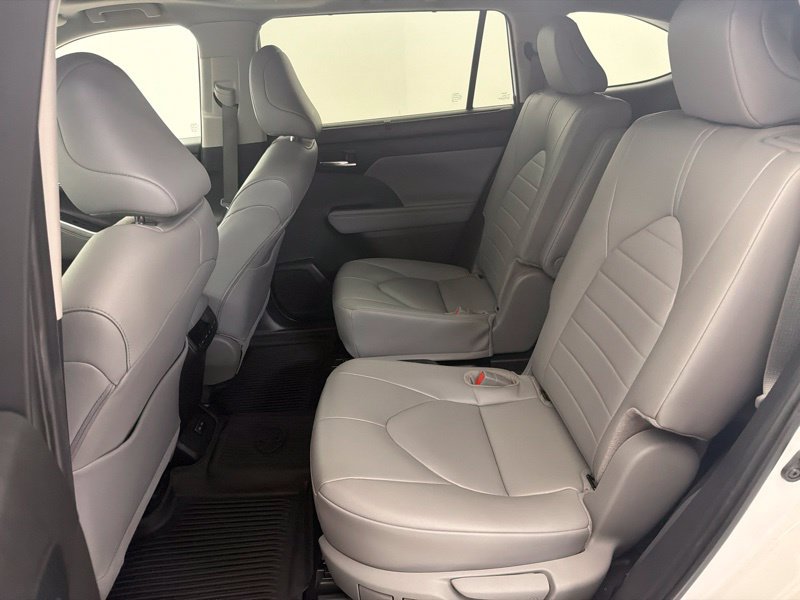 Used 2024 Toyota Highlander XLE AWD/4WD image 18