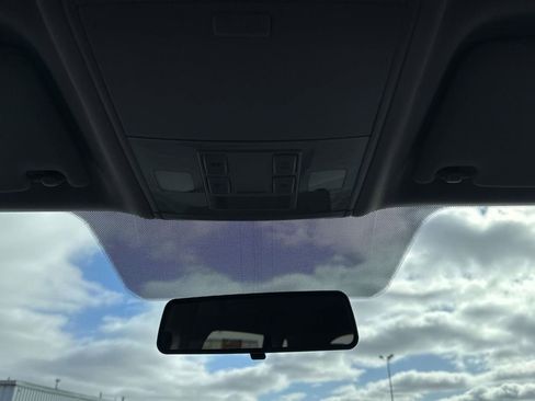 Used 2022 Volkswagen Taos SE image 32