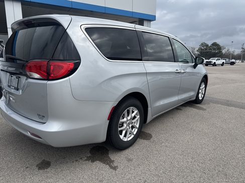 Used 2023 Chrysler Voyager LX image 5