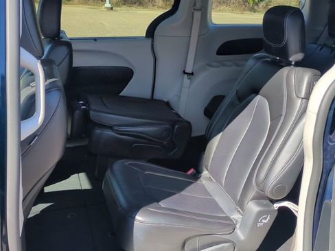 Used 2024 Chrysler Pacifica Touring-L image 14