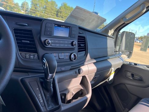 New 2025 Ford Transit 250 148 Medium Roof image 18