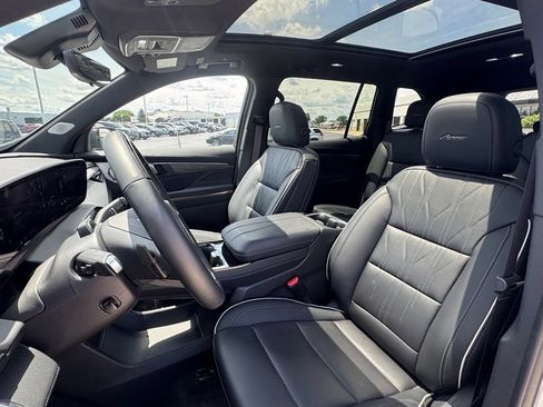 Used 2025 Buick Enclave Avenir w/ Super Cruise Package FWD image 17