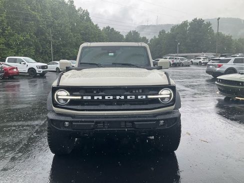 New 2026 Ford Bronco Outer Banks w/ Sasquatch Package AWD/4WD image 2