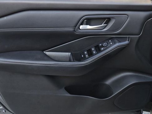 Used 2024 Nissan Rogue SV w/ SV Premium Package image 18