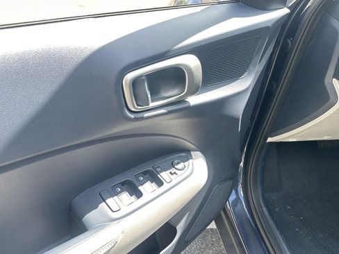 New 2025 Hyundai Venue Limited image 16