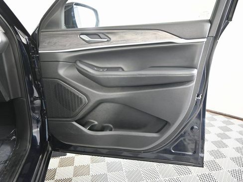 Used 2023 Jeep Grand Cherokee Limited image 15