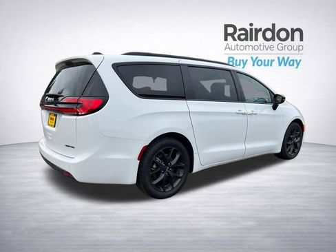 Used 2025 Chrysler Pacifica Limited FWD image 7