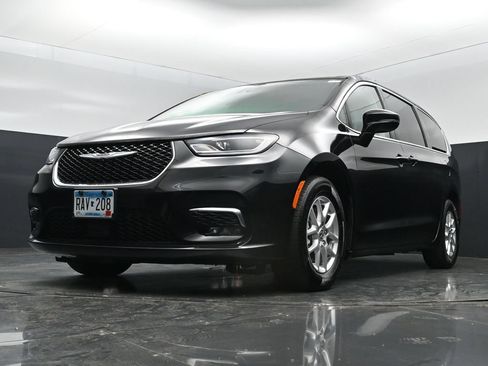 Used 2024 Chrysler Pacifica Touring-L FWD image 23