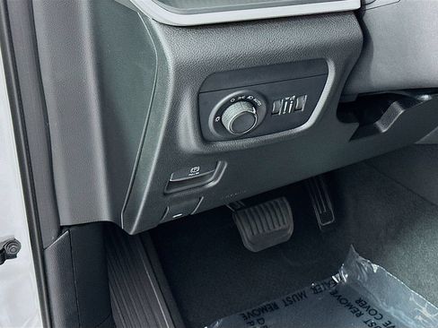 Used 2024 Jeep Grand Cherokee Altitude RWD image 11