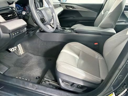 Used 2025 Toyota Camry SE image 9
