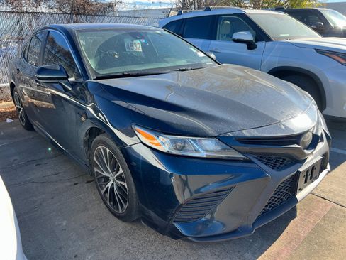 Used 2020 Toyota Camry SE image 3