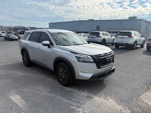 Used 2022 Nissan Pathfinder S AWD/4WD image 2