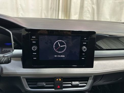 Certified 2025 Volkswagen Taos SE w/ Panoramic Sunroof Package image 21