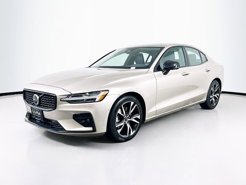 Used 2024 Volvo S60 B5 Plus image 3