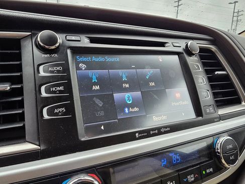 Used 2018 Toyota Highlander XLE image 16