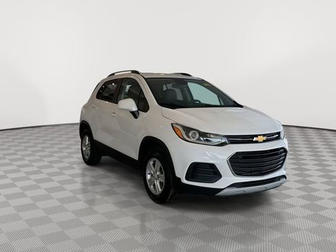 Certified 2022 Chevrolet Trax LT w/ LT Convenience Package image 2