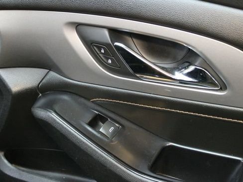 Used 2019 Chevrolet Traverse LT image 9