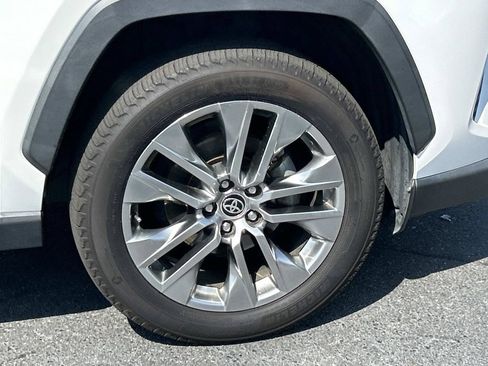 Used 2020 Toyota RAV4 XLE Premium FWD image 10