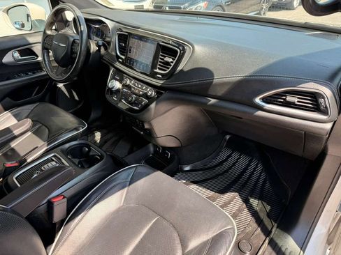 Used 2019 Chrysler Pacifica Limited w/ Advanced Safetytec Group FWD image 23