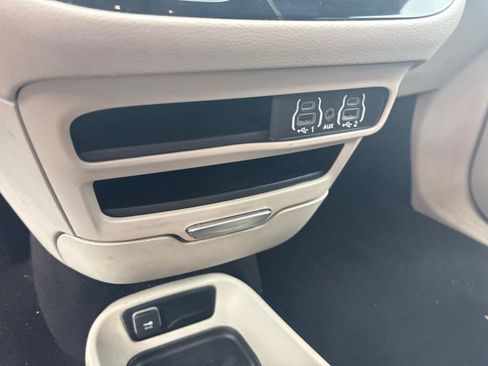 Used 2023 Chrysler Pacifica Touring-L FWD image 27