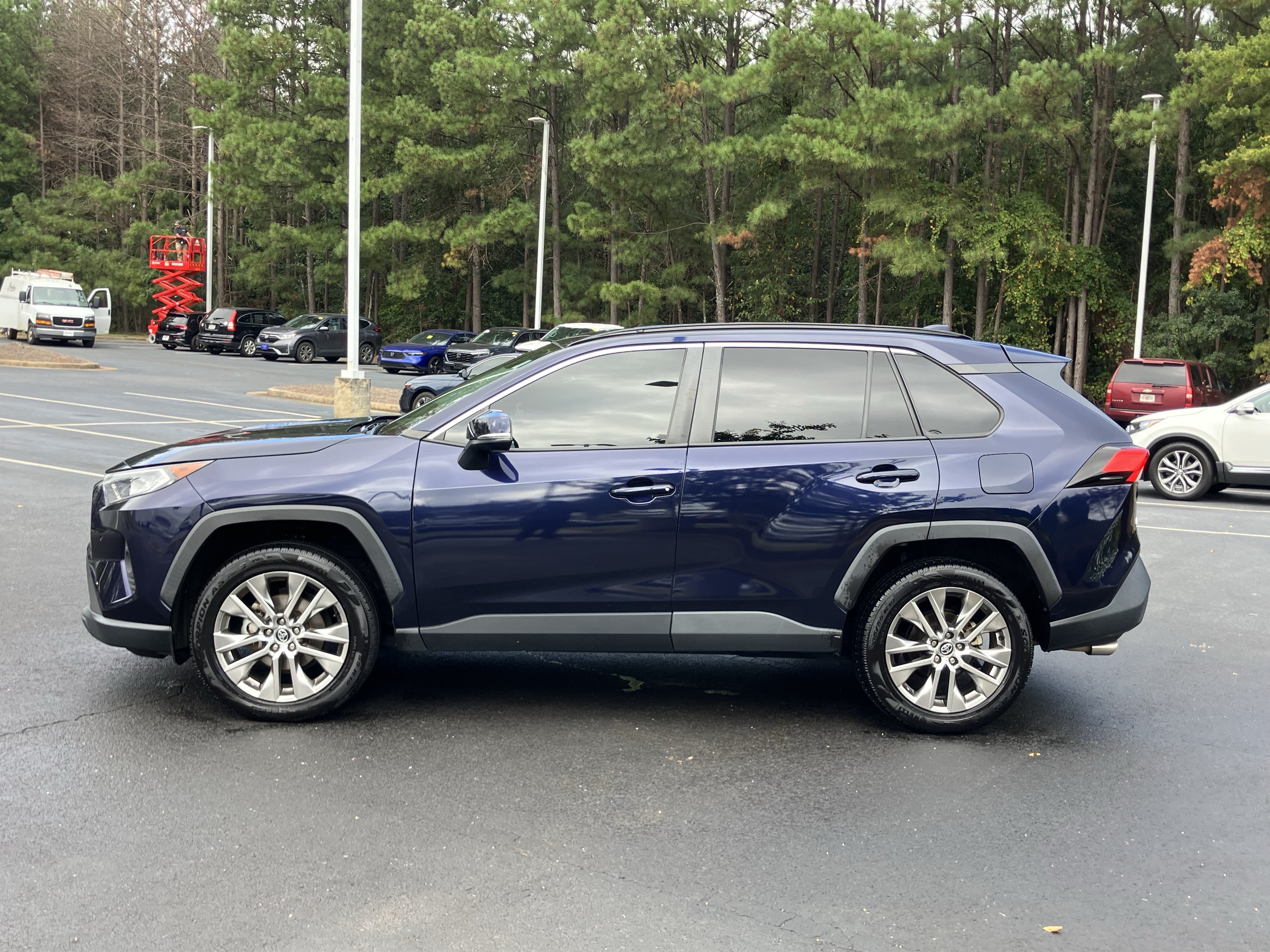 Used 2021 Toyota RAV4 XLE Premium FWD image 7