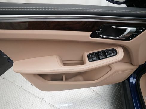 Certified 2024 Porsche Macan AWD/4WD image 5
