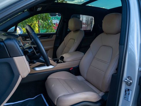 Certified 2024 Porsche Cayenne image 5