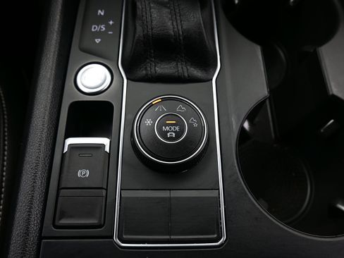 Used 2020 Volkswagen Atlas Cross Sport SE image 22