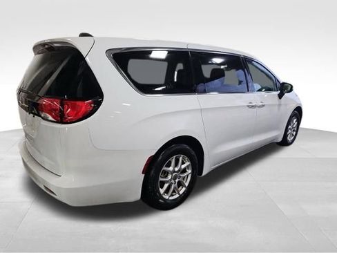Used 2025 Chrysler Pacifica Select image 3
