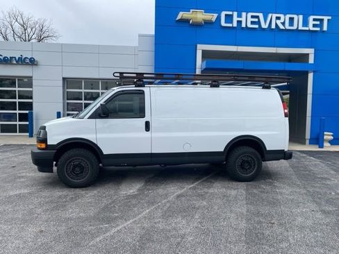 Used 2018 Chevrolet Express 2500 RWD image 2