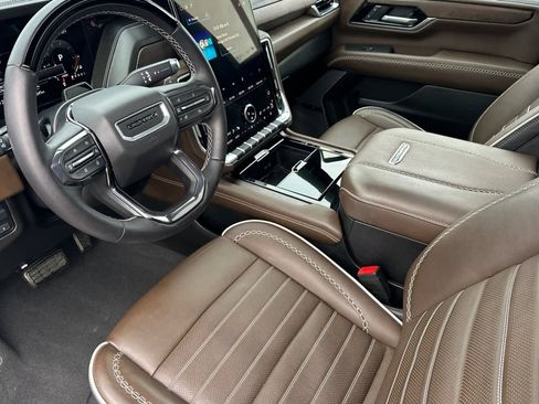 Used 2025 GMC Yukon XL Denali Ultimate image 11