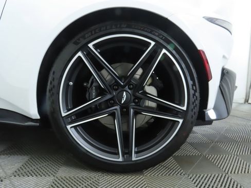 Used 2025 Aston Martin V8 Vantage Coupe image 29