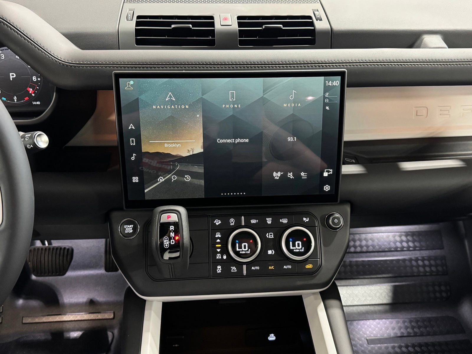 New 2026 Land Rover Defender 110 X-Dynamic SE AWD/4WD image 23