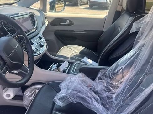 Used 2022 Chrysler Pacifica Limited w/ Uconnect Theater Family Group AWD/4WD image 12