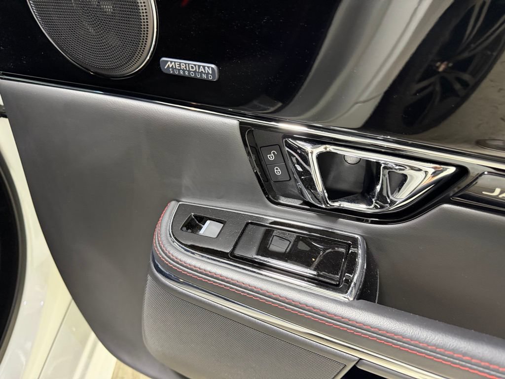 Used 2016 Jaguar XJ RWD image 40
