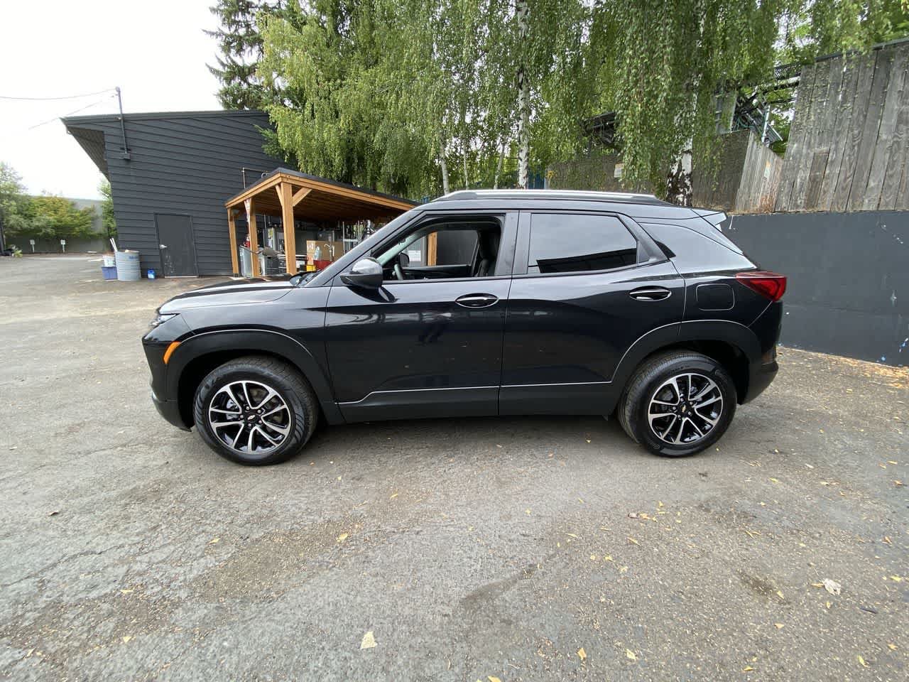 Used 2025 Chevrolet TrailBlazer LT AWD/4WD image 3