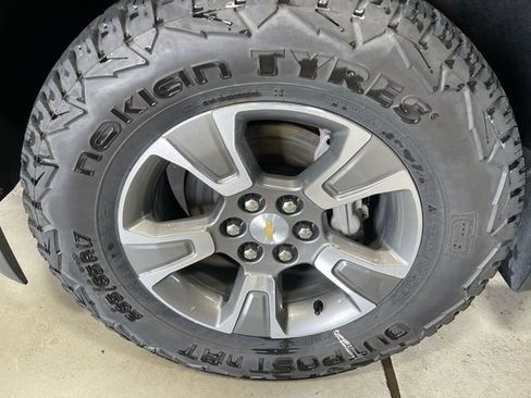 Used 2020 Chevrolet Colorado Z71 w/ LPO, Premium Interior Package AWD/4WD image 10